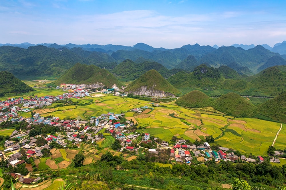 September is ideal for golden rice terraces and clear mountain views